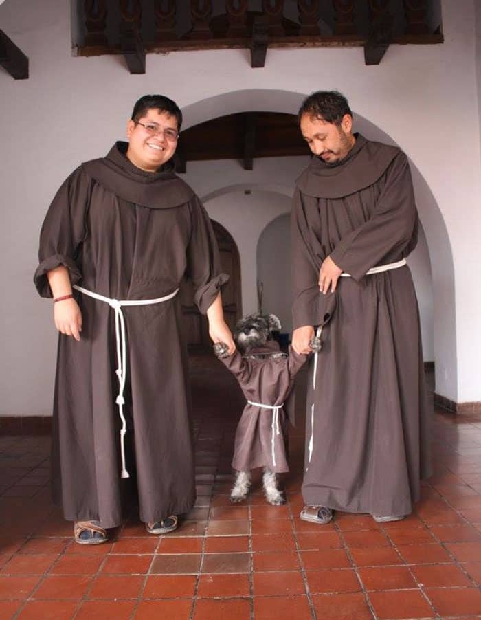 Усатый монах с братьями