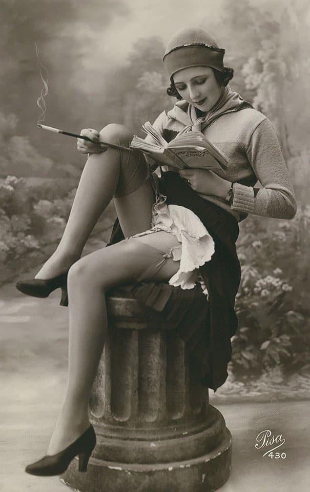 Неизвестная женщина с книгой на стуле