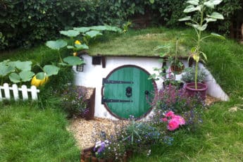 Уютный маленький домик в саду