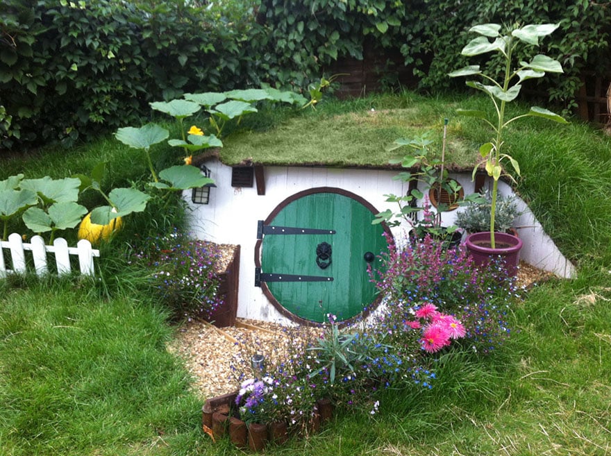 Уютный маленький домик в саду