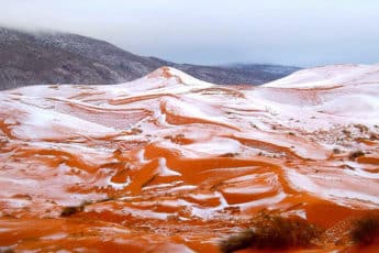 Пустыня на Экваторе покрылась снегом