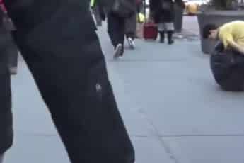Подросток замерзает на улице Нью-Йорка