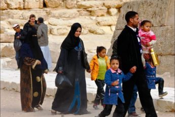 Арабская семья на улице