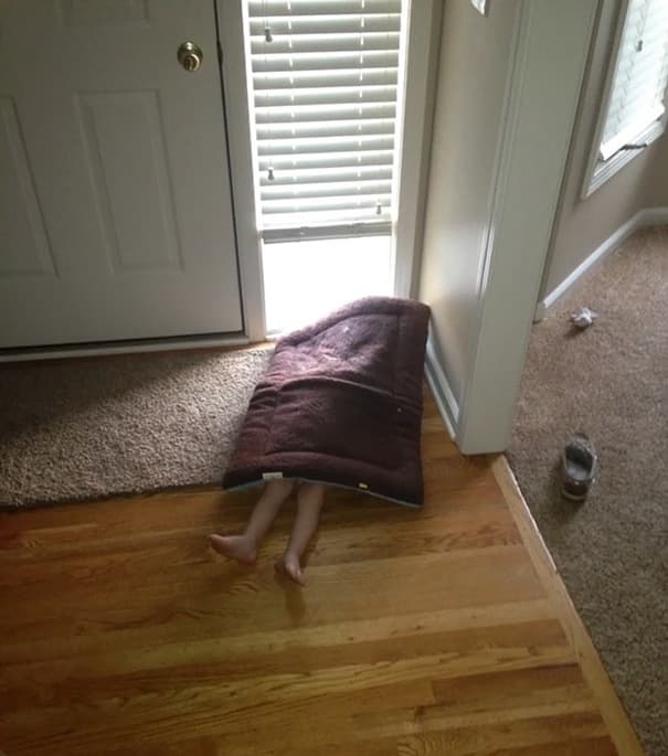 Ребенок под ковриком
