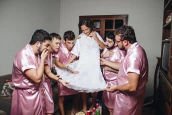 Свадебная фотосессия невесты с мужиками
