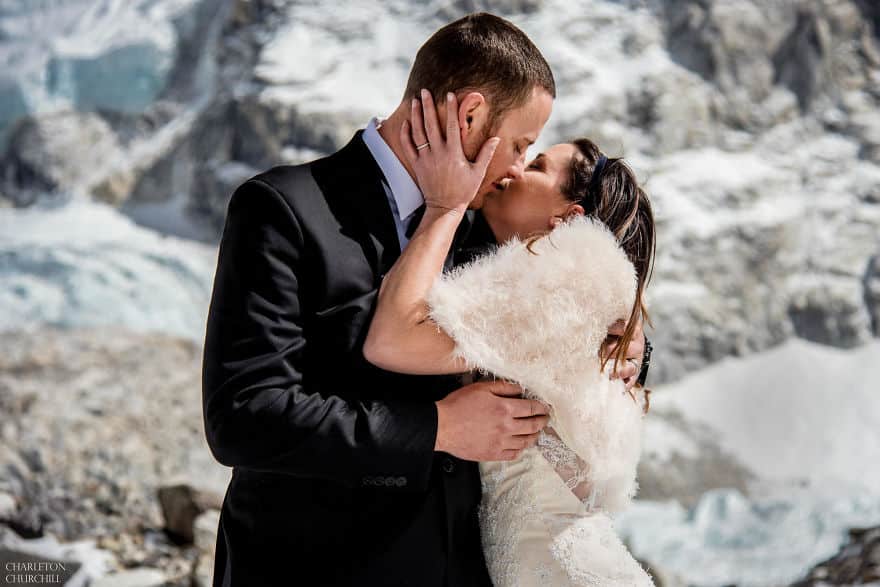 Скалолазка выходит замуж в горах