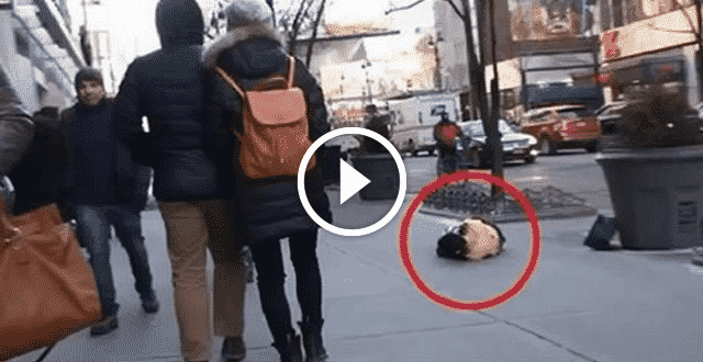 Наплевательское сострадание на улице в Нью-Йорке